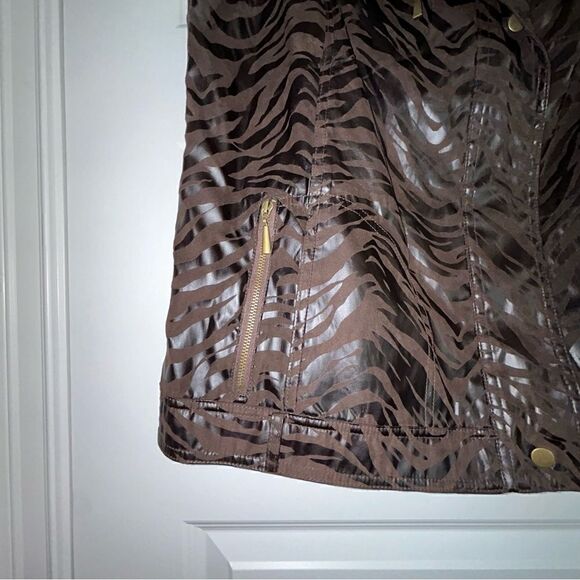 Chico’s Zenergy Zipper Front Monochromatic Animal Print Sleeveless Vest  Chicos - Picture 4 of 5